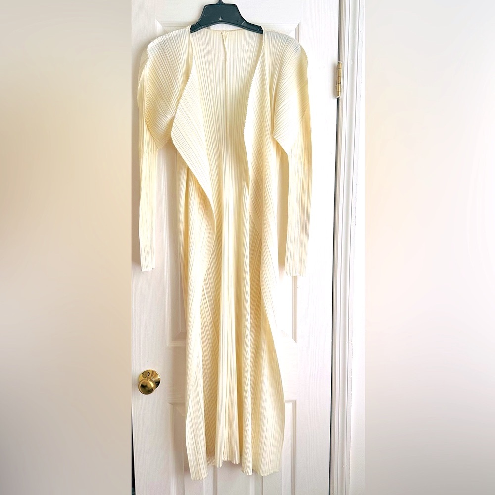 Beautiful long cream Pleats Please duster with side pockets size S/M
